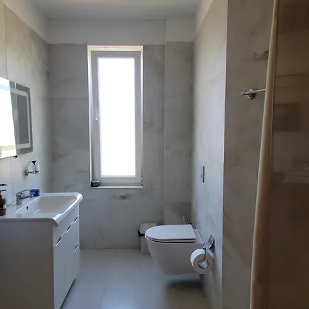 Lahuta E Vjeter Agroturizem فندق Lac