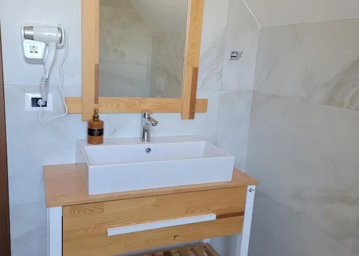 Lahuta E Vjeter Agroturizem Hotel Lac