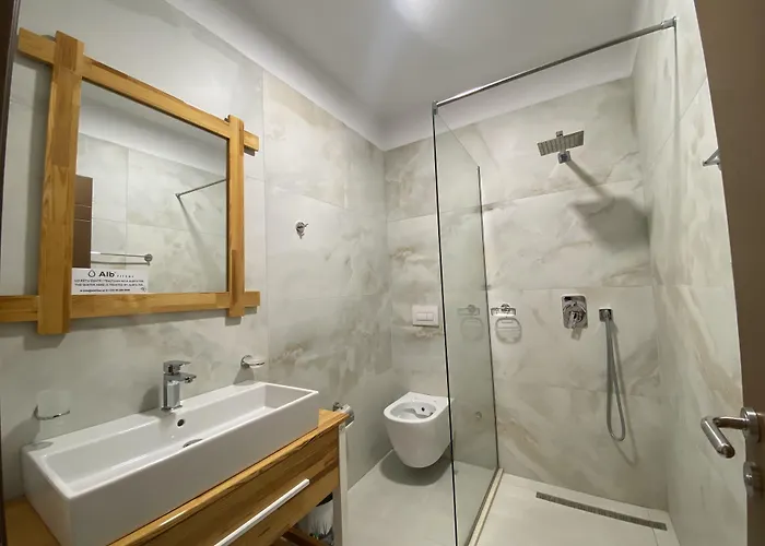 Hotel Lahuta E Vjeter Agroturizem Lac