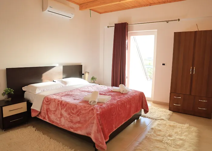 Lahuta E Vjeter Agroturizem מלון Lac