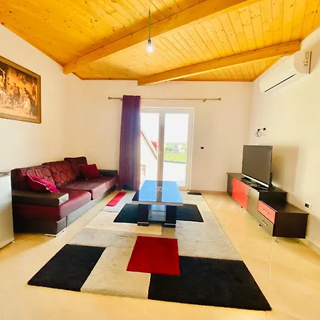 Hotel Lahuta E Vjeter Agroturizem 3*