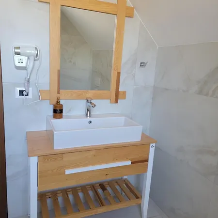 Lahuta E Vjeter Agroturizem Hotel Lac