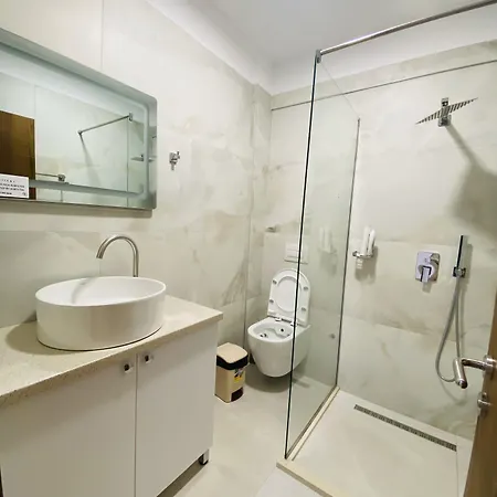 Hotell Lahuta E Vjeter Agroturizem Lac