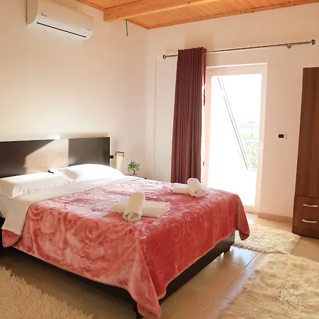 Lahuta E Vjeter Agroturizem Hotell Lac