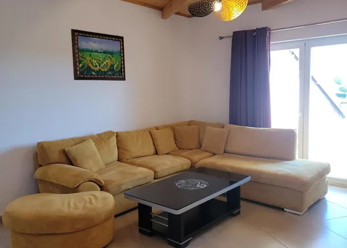 Lahuta E Vjeter Agroturizem 호텔 3*